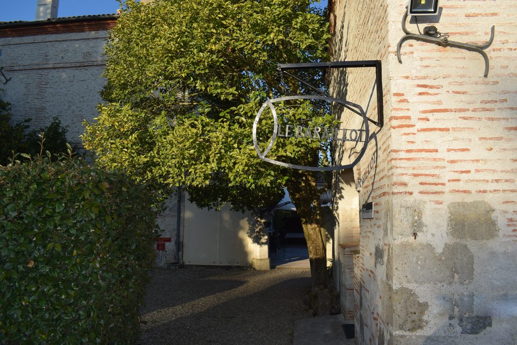 Enseigne en fer forgé « Le Baraillot » à l’entrée du domaine, à Aiguillon, en Lot-et-Garonne
