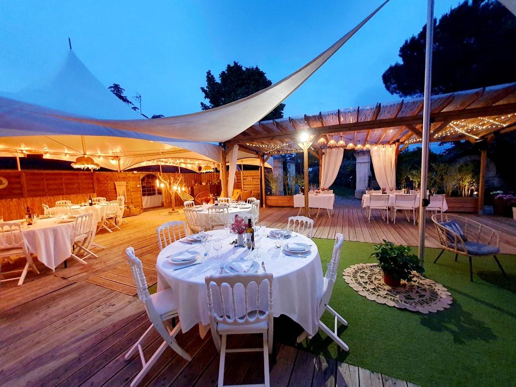 Réception de mariage en soirée sur la terrasse du Domaine du Baraillot, Lot-et-Garonne