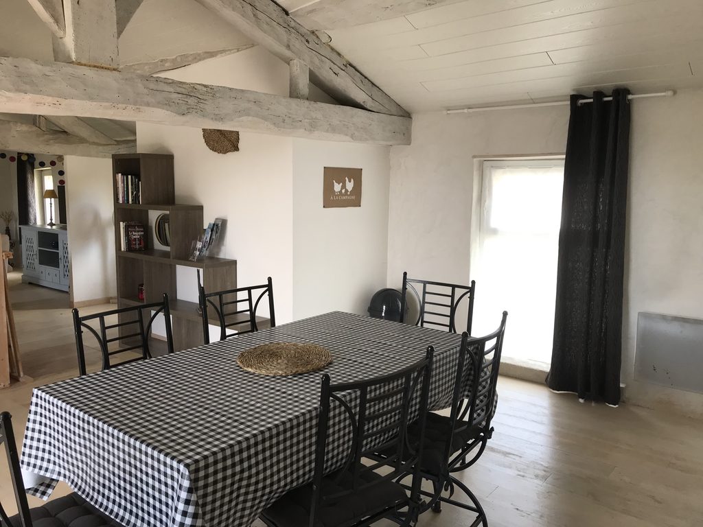 Salle à manger du gîte du Domaine du Baraillot en Lot-et-Garonne, avec poutres apparentes et espace repas.